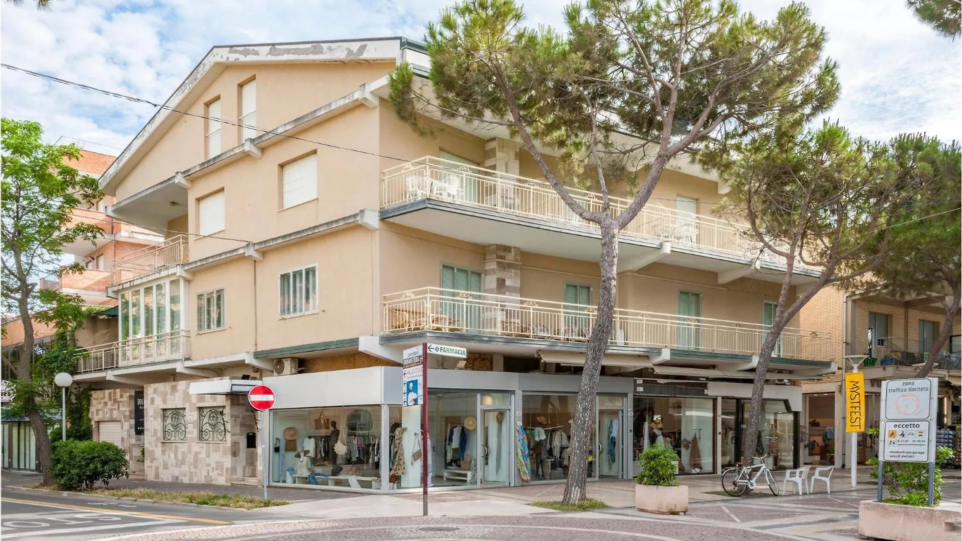 Beautiful Apartment In Cattolica With Kitchen