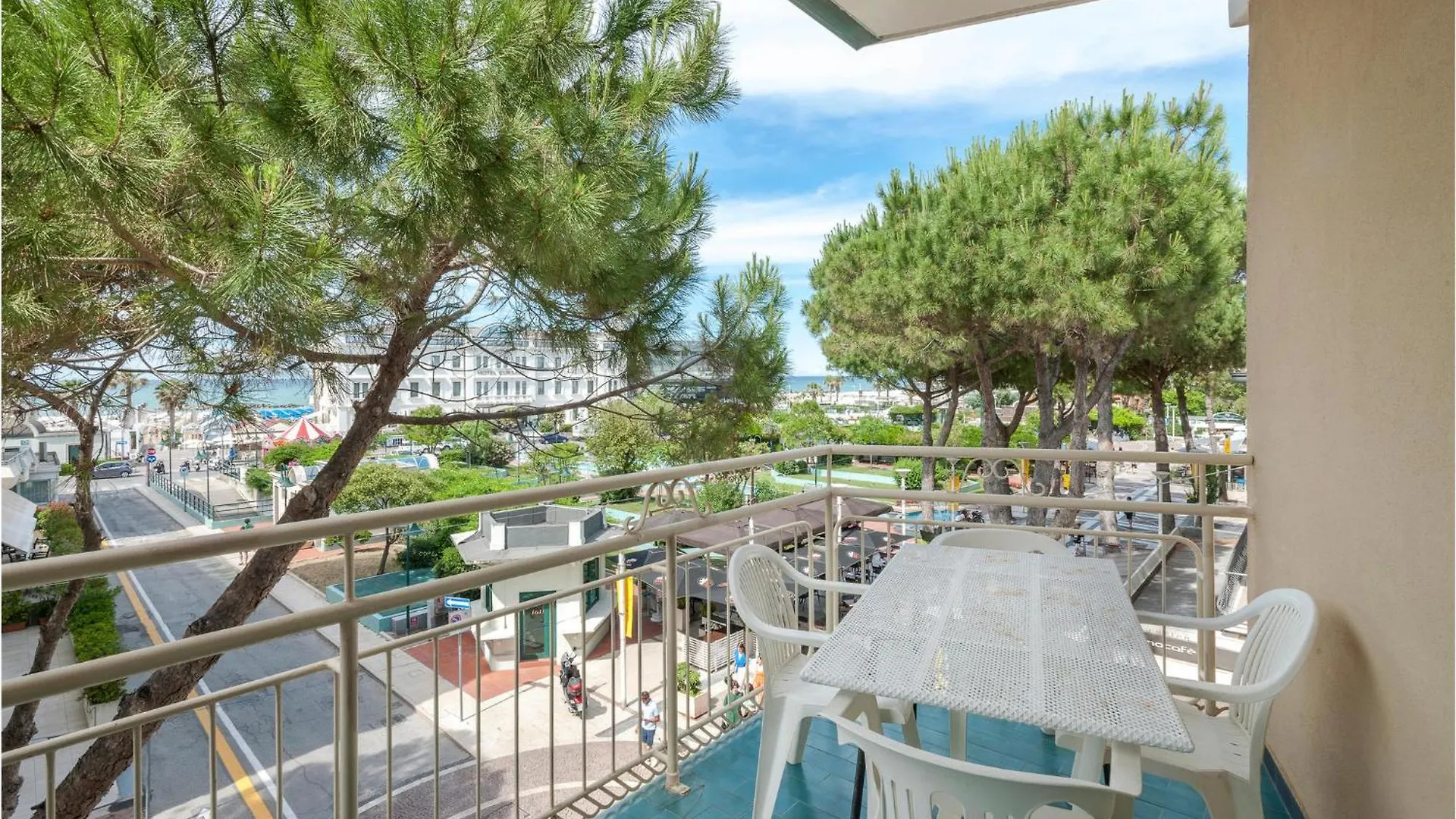 Beautiful Apartment In Cattolica With Kitchen
