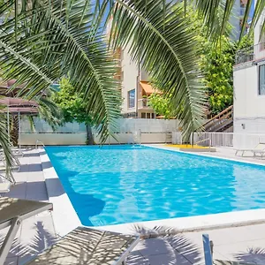 Hotel Plaza Con Piscina, Cattolica